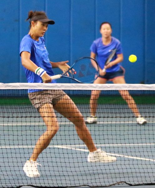 卓宜萱(左)和徐竫雯(右)替國體大拿下雙打勝利。四維體育推廣教育基金會提供
