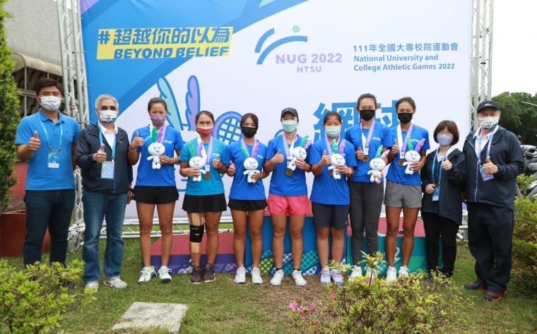 締造全大運網球公開組女團五連霸的國體大,和包括前體育署長高俊雄(左二)、審判委員張思敏(右一)在內的頒獎貴賓合影留念。四維體育推廣教育基金會提供