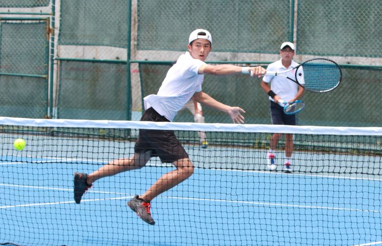 台師大吳承維(左)以俗稱的蒼蠅拍截球方式，屢屢在網前建功。四維體育推廣教育基金會 提供