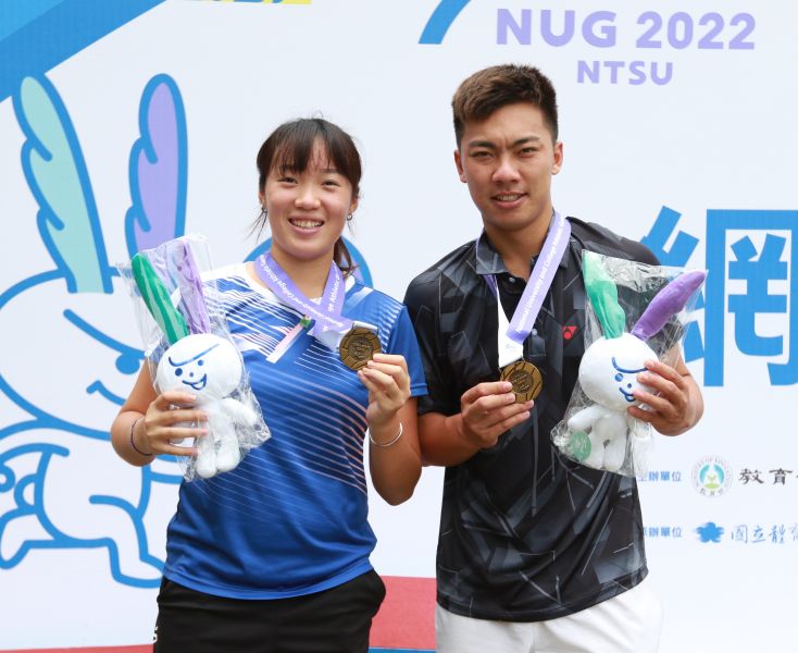 稱霸公開組混雙的王兆宜(左)、蔡長霖(右)，首度贏得全大運金牌。 四維體育推廣教育基金會提供