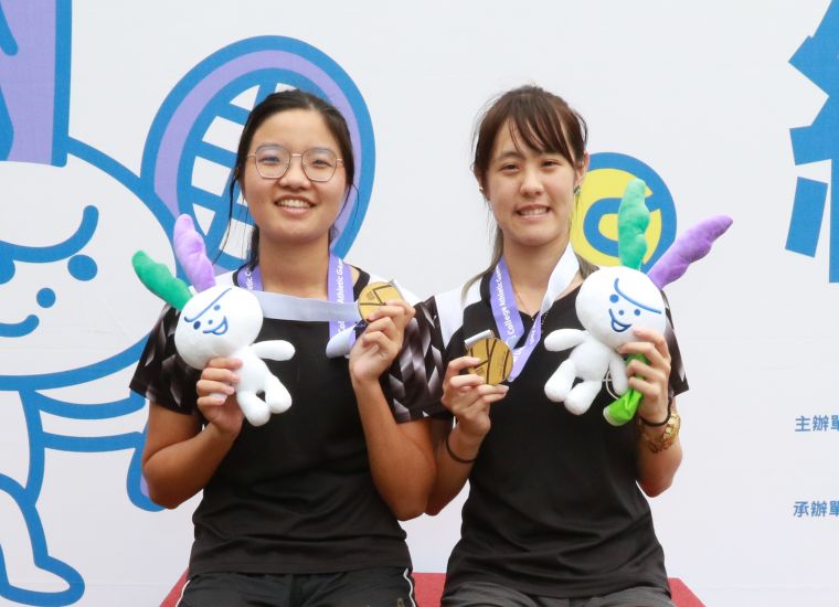 黃昭英(左)、李冠儀(右)贏得全大運公開組女雙金牌。四維體育推廣教育基金會 提供