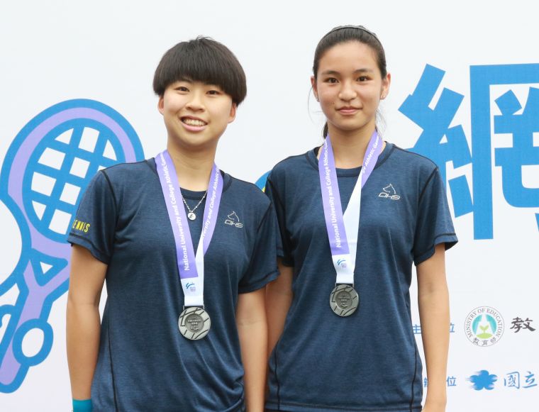 陽明交大黃子芸(左)、范懷文(右)獲得女雙銀牌。四維體育推廣教育基金會 提供