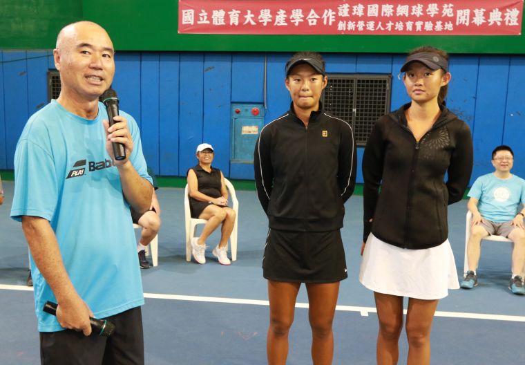 卓宜萱(中)、卓宜岑(右)姊妹是詹佛成(左)目前積極訓練的選手。四維體育推廣教育金會提供