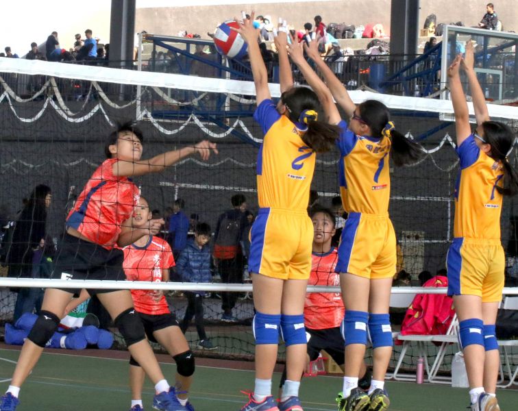 和家盃排球錦標賽女童六年級組首日競爭激烈。高雄市政府運動發展局提供
