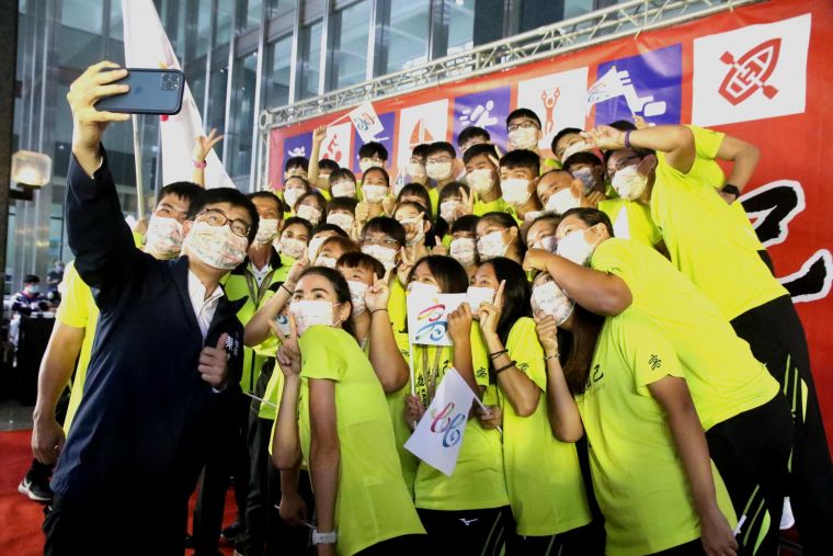 高雄市長陳其邁授旗後與全運會高雄市代表隊選手們開心自拍。高雄運發局提供