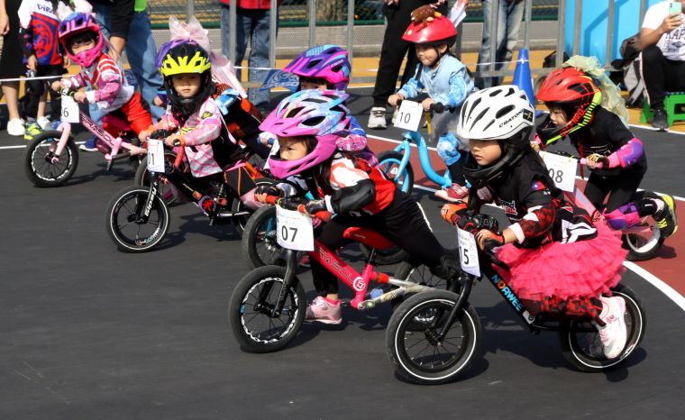 「港都盃幼兒滑步車錦標賽」為時下最夯的幼兒體能活動。高雄運發局提供