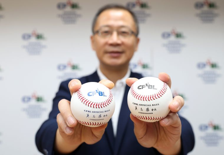 2020中華職棒比賽用球(左：下半季；右：上半季)。大會提供