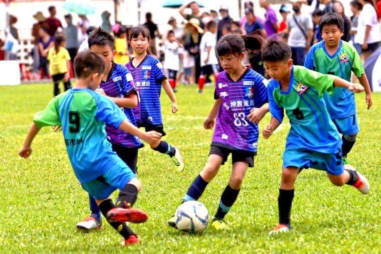 「幼兒足球錦標賽」讓參賽的小朋友享受踢球的樂趣。高雄運發局提供