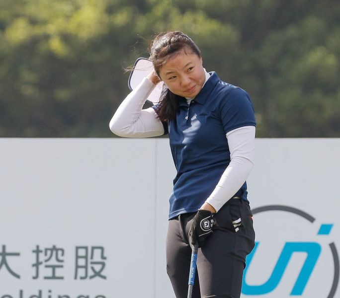 2021大聯大女子高爾夫公開賽第一回合冷風強勁，業餘選手黃亭瑄開完球後帽子被吹翻。TLPGA提供／葉勇宏攝影
