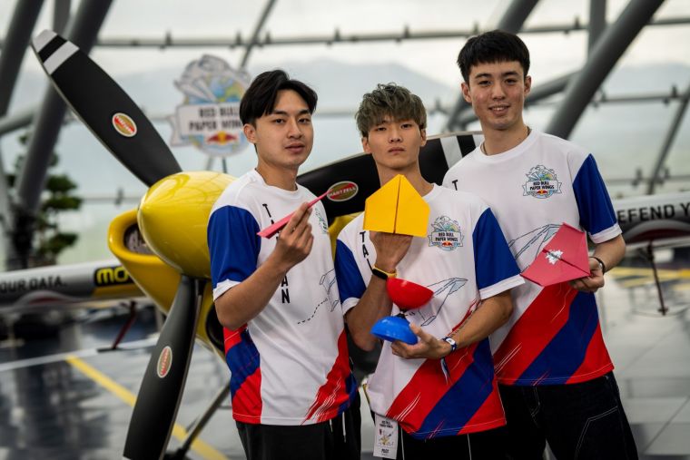 2022 Red Bull Paper Wings世界紙飛機大賽台灣決賽於日前決選出三位冠軍——飛遠項目沈立謙、花式項目馬成發及飛久項目彭楷宸（由左至右），代表台灣出戰奧地利決賽。官方提供