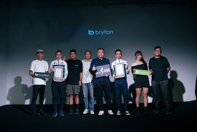 群利科技Bryton執行長王聖慜(中)與參與試用的youtuber合照。官方提供
