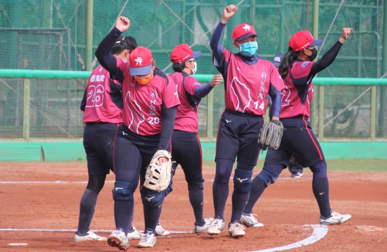 企聯女壘上半季順利結束。(取自企業女子壘球聯賽粉專)