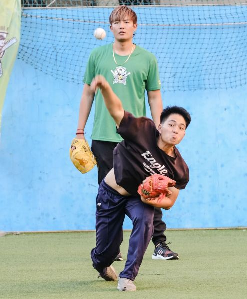 王維中參加國泰夯棒球活動，提到能將自己以前訓練犯的錯誤分享給台灣學生很開心。官方提供