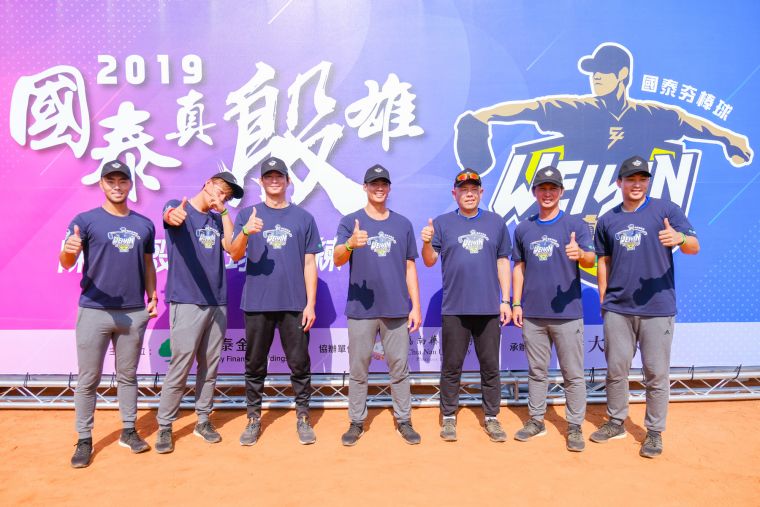 陳偉殷率領跨國教練團指導來自雲嘉南十所大專院校的棒球球員。大會提供