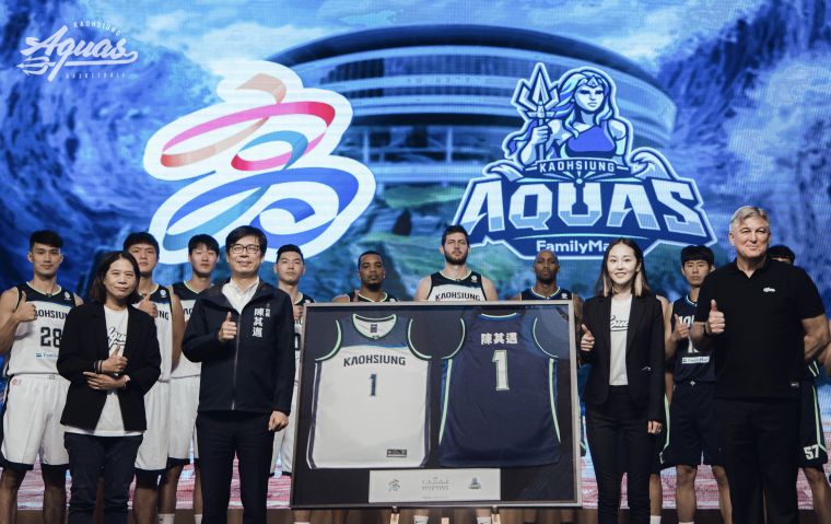 高雄全家海神隊領隊侯嘉騏致贈專屬球衣予陳其邁市長,左至右發展顧問謝玉娟,高雄市長陳其邁,領隊侯嘉騏,總教練布蘭登.喬伊斯。高雄全家海神隊提供
