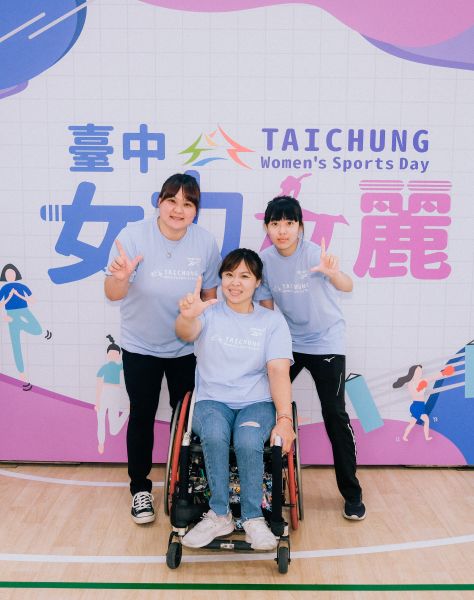 帕運健力選手林亞璇（前）、帕運桌球選手林姿妤（後右）、帕運桌球教練蔡貴蘭（後左）。台中運動局提供