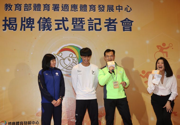 雙銀柔道選手左起李凱琳、楊勇緯、李青忠教練。李天助攝