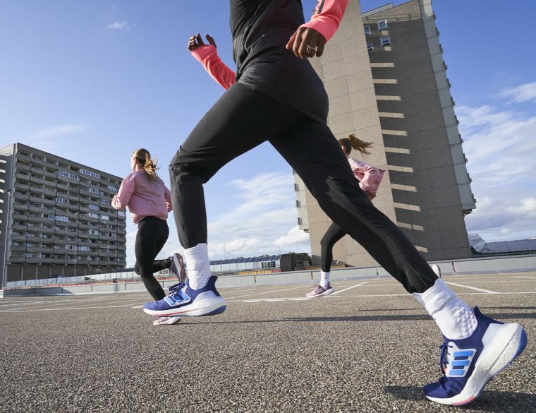 adidas UltraBOOST 22男款跑鞋設計同步升級，楦頭加寬搭配腳背貼合設計，打造絕佳舒適腳感，支持跑者長時間運動的需求。官方提供