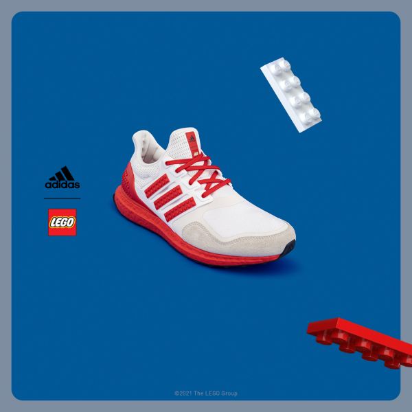 adidas Ultraboost DNA x LEGO推出紅白雙色組合搭配，以樂高經典正紅色，裝飾鞋帶、鞋側三線標誌、後跟TPU穩定片。官方提供