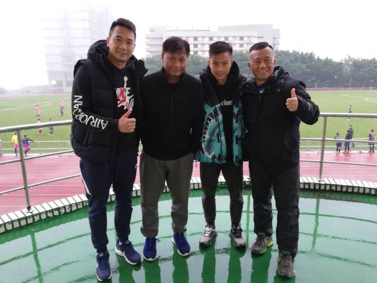 前達欣球員王志群(左1)、前台灣男足代理教練王家中都來為袁永誠加油。王家中提供