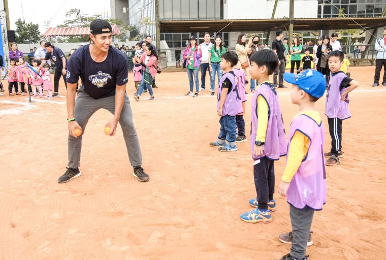 訓練營特別安排陳偉殷和教練團擔任幼幼棒球教練，和小小孩親切互動。大會提供