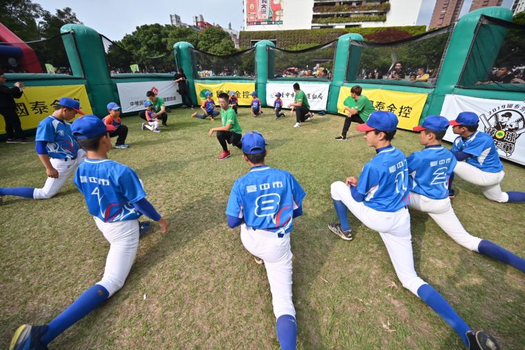 維中和學弟曾仁和、宋文華參加國泰夯棒球-台中棒球嘉年華活動指導向上國中棒球隊。官方提供