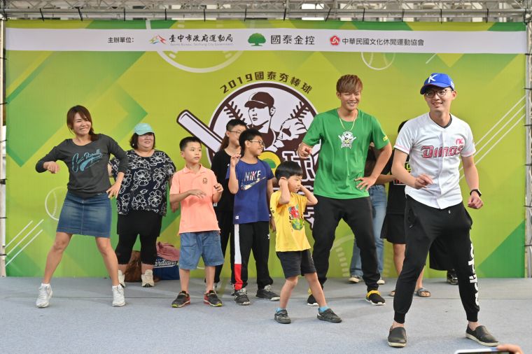 王維中在台中國泰夯棒球-棒球嘉年華首次挑戰跳舞。官方提供