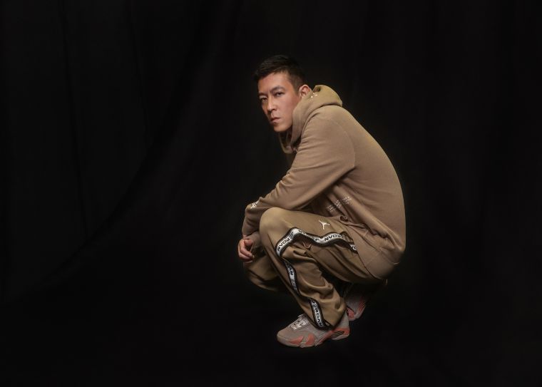 CLOT 創意總監陳冠希 (Edison Chen) 實著聯名服飾與 Air Jordan XIV Low x CLOT,詮釋東西文化融合的風格特色,同時致敬籃球運動。官方提供