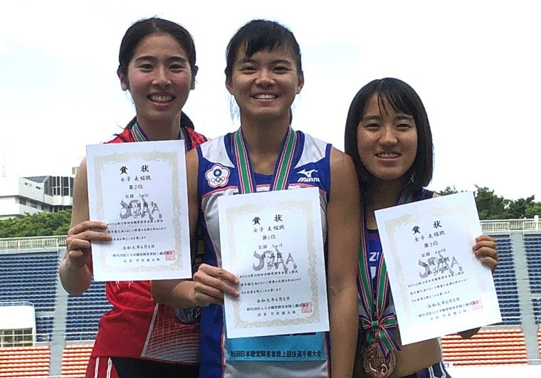 蔡品誼(中)在日本國際聽障田徑公開賽兩破大會奪雙金。金城田徑／提供。