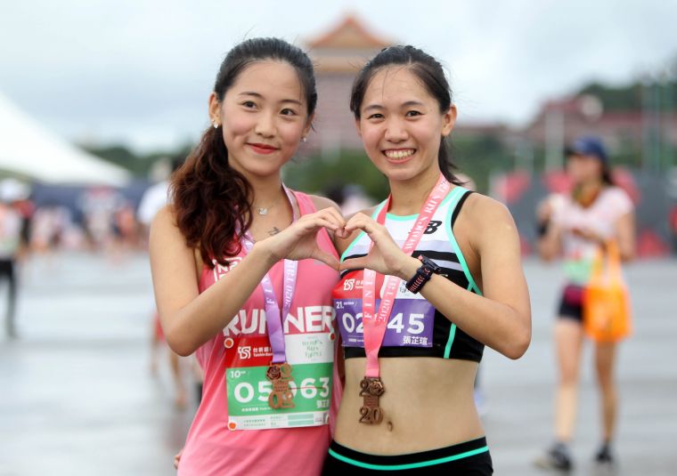 台新女子路跑 張芷瑄以賽代訓順順跑和妹妹芷菱成會場嬌點 麗台運動報