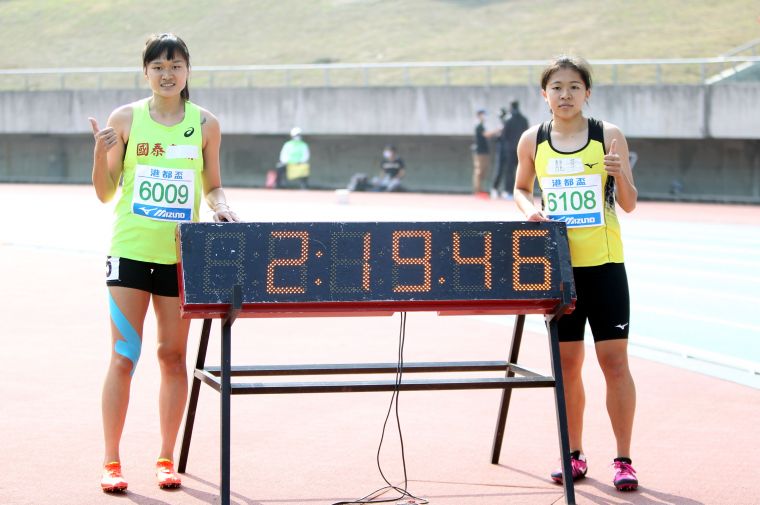 公開女800公尺決賽，高市龍華國中王柔諠（右）和國泰松商訓練站魏莉珩都打破大會紀錄。林嘉欣／攝影。