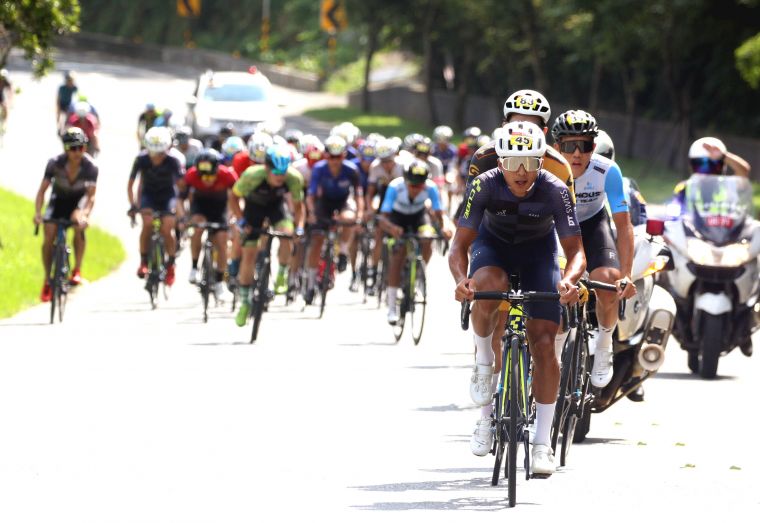2020陽明山自行車登山王挑戰領先集團進入爬坡路段。中華民國自行車騎士協會／提供。