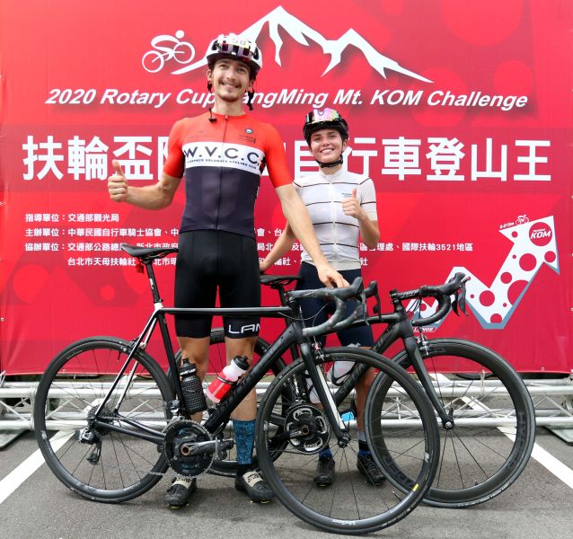 2020陽明山自行車登山王挑戰男子組冠軍Christian Trenchev和女友Ioana Mararu。中華民國自行車騎士協會／提供。