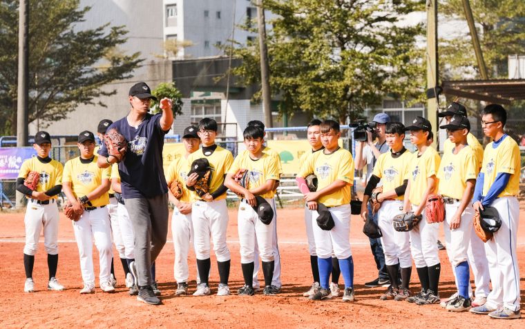 陳偉殷頂著南台灣大太陽認真指導國泰棒球營學員。大會提供