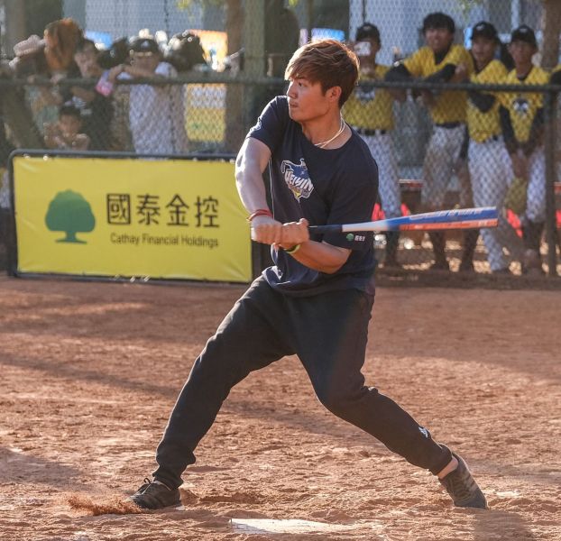 王維中在國泰金控棒球營中親自上場跟學生比賽。   大會提供