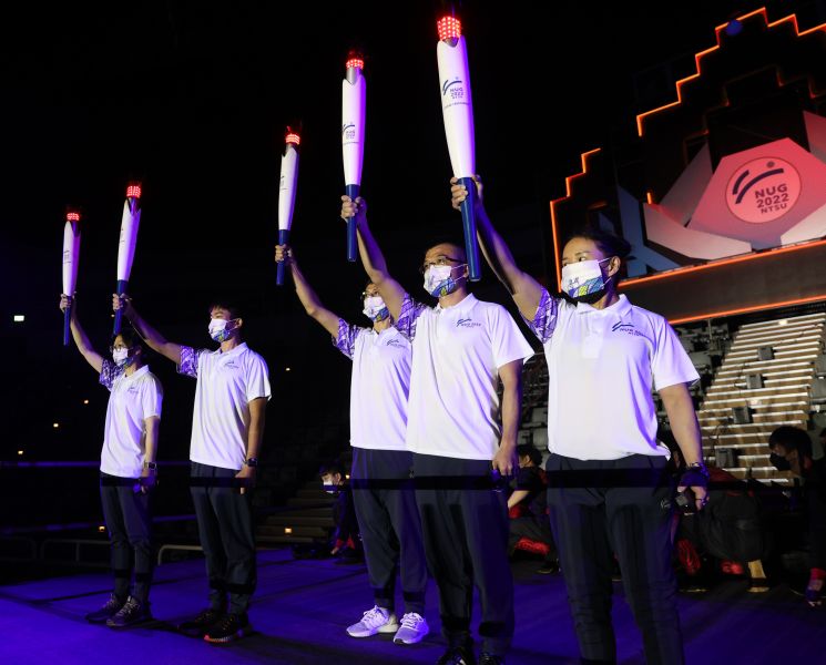 三屆奧運五名國手共同點燃聖火。李天助攝