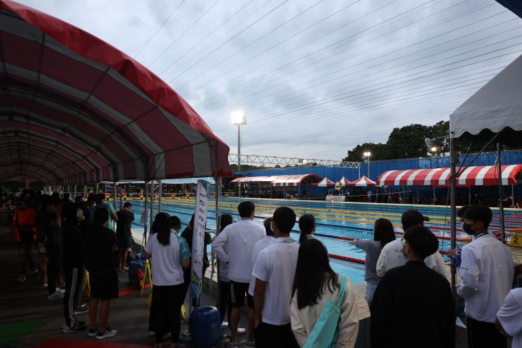 今年全大運游泳空間狹小，選手全部擠到池邊觀戰。李天助攝