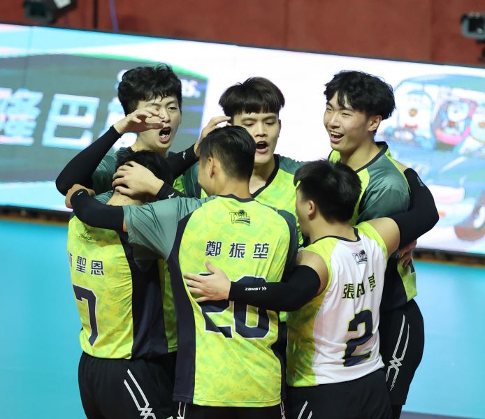 conti以3:0(35:33、25:23、25:22)擊退臺中太陽神,一報昨日輸球之仇。中華民國排球協會提供