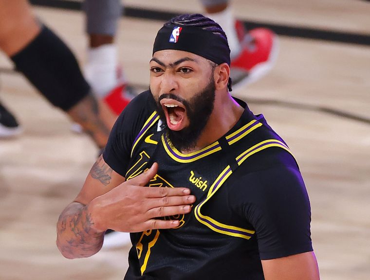 「一眉哥」戴維斯(Anthony Davis)壓哨三分絕殺,取得2比0領先金塊。法新社