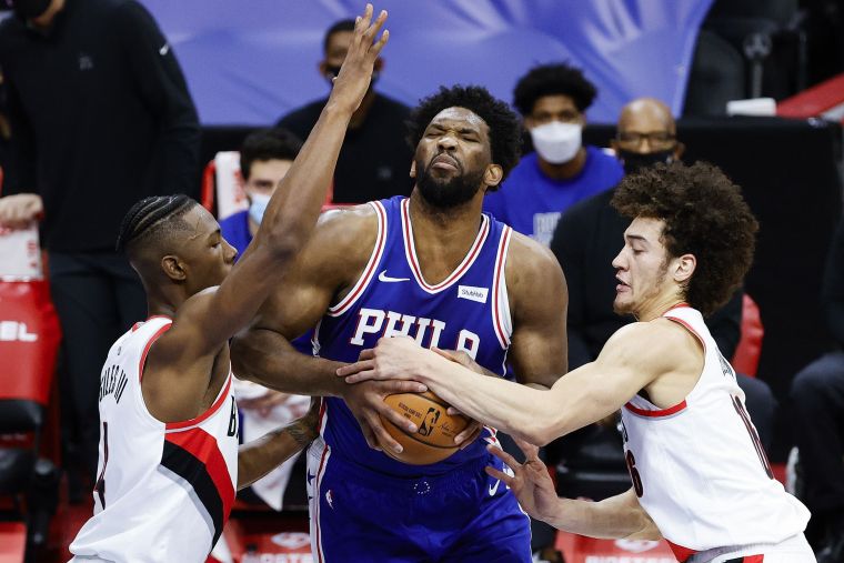 76人當家球星安彼得(Joel Embiid)近況非常火燙,近五場場均得分超過三十分。法新社
