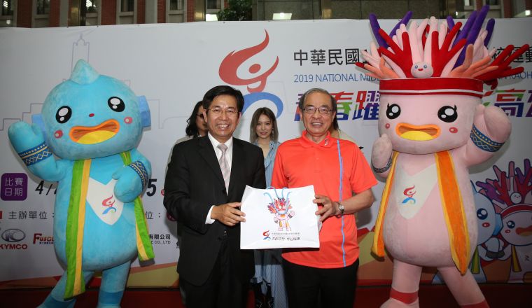 教育部長潘文忠(左)與高雄市副市長洪東煒。大會提供