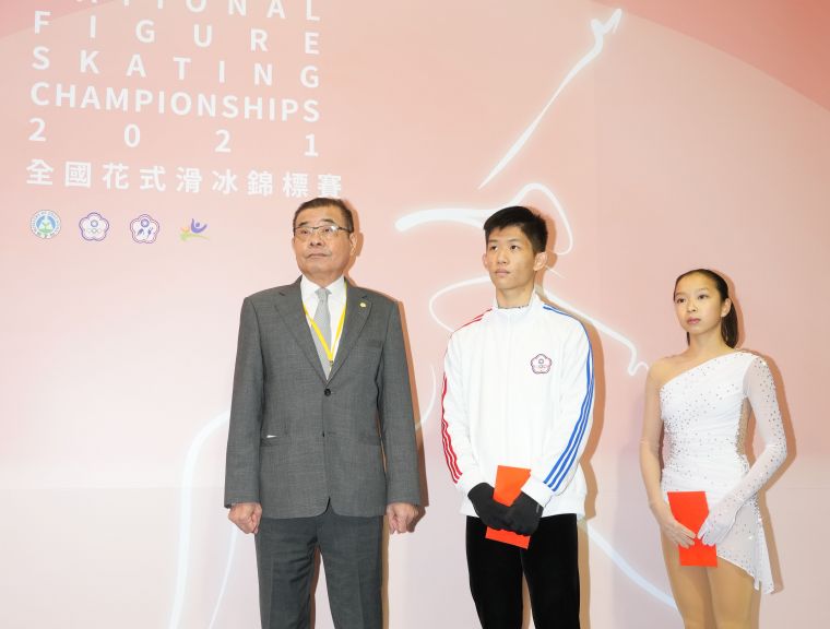 中華民國滑冰協會理事長洪調進(左起)、李宇翔選手、丁子涵選手。官方提供
