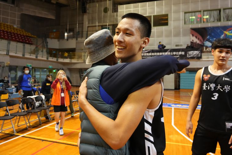高雄師大徐耀輝教練與臺灣大學徐子惇父子賽後擁抱。大會提供