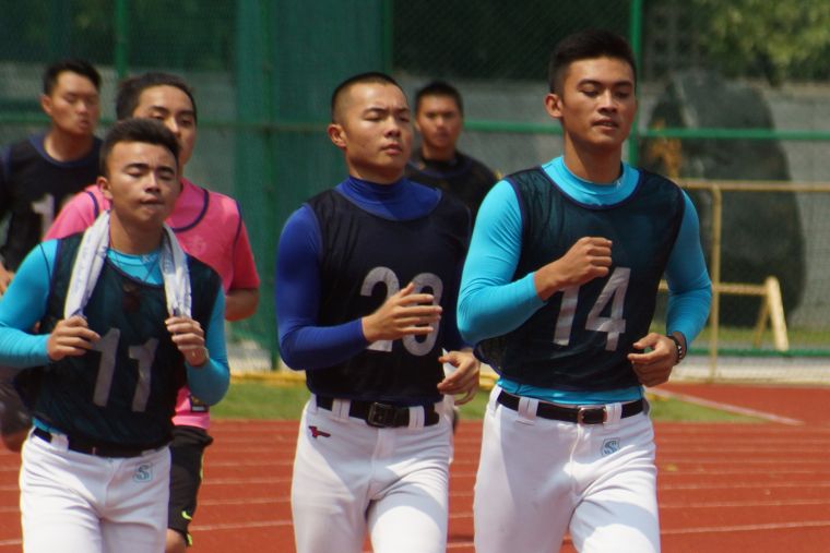 吳浩維(20號)報考輔大,術科測驗時和穀保強投李慶隆(14號)、李瀚昇(11號)同組長跑。陳孟葦攝