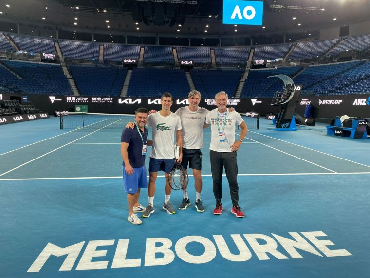 喬科維奇(左2)與教練團在澳網中央球場合照。摘自喬帥推特