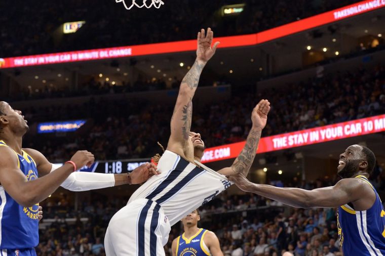 Draymond Green在17分鐘時防守動作遭驅逐出場。摘自NBA推特