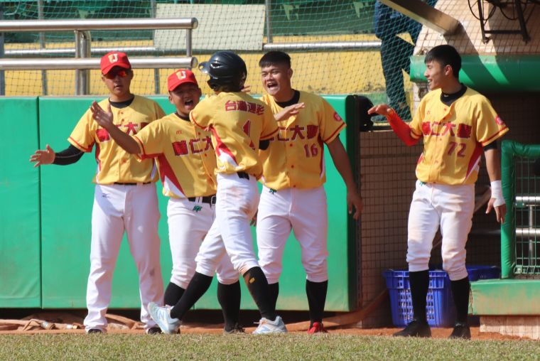 輔大奪首勝,簡子騏跑回超前分開心與隊友擊掌。大會提供