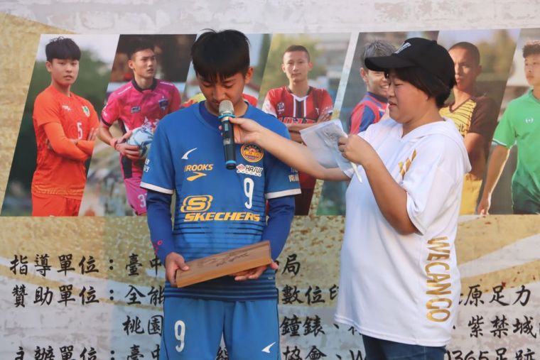 江均昊（左）入選「最佳中場球員」，開心的領獎。楊勝凱／攝