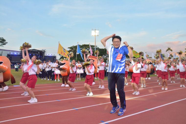 屏東縣潘孟安縣長與屏東縣國高中學生合跳驕仔舞。體育署提供