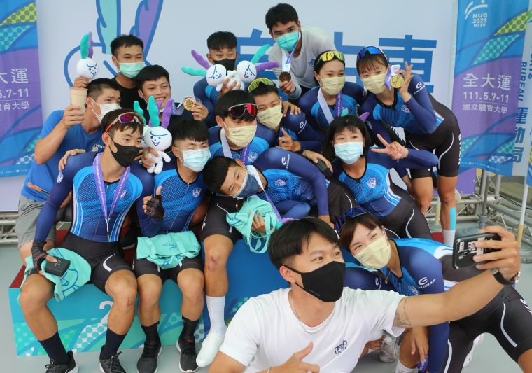 臺灣體大男女車手兩天已經捲走6金，賽後開心自拍合照。詹健全攝